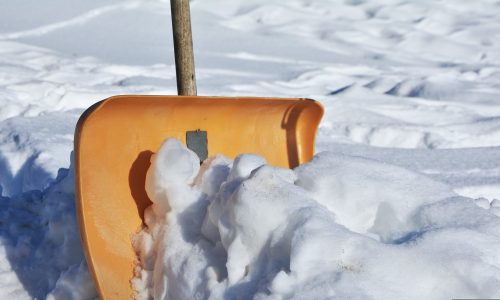 Schneeschaufeln - Cleanos Gebäudereinigung